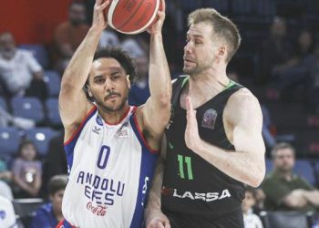 Anadolu Efes seride avantajı kaptı