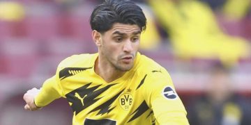 Mahmoud Dahoud imzayı atıyor
