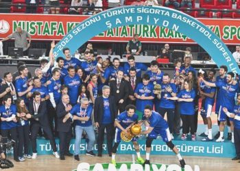 Anadolu Efes şampiyonluk kupasına kavuştu! İşte o anlar…