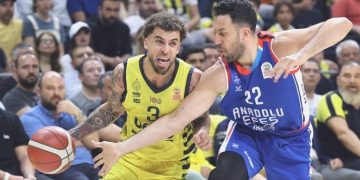 Anadolu Efes son saniyede seriyi eşitledi!