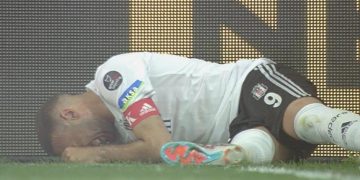 Cenk Tosun alandan gözyaşlarıyla çıktı