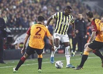 Derbide kartlar havada uçuşuyor