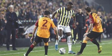 Derbide kartlar havada uçuşuyor