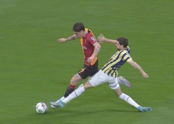 Fenerbahçe derbide bu durum sonrasında 10 kişi kaldı!