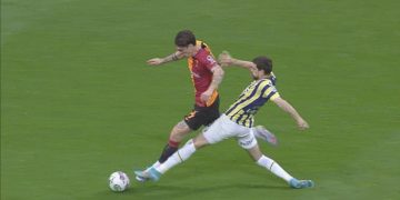 Fenerbahçe derbide bu durum sonrasında 10 kişi kaldı!
