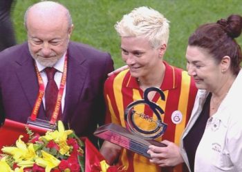 Galatasaray derbi öncesinde Işıl Alben’i onurlandırdı