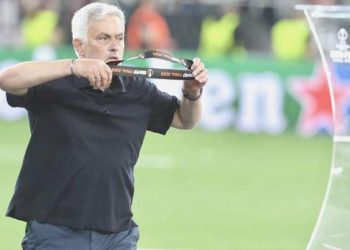 Madalyasını alan Jose Mourinho’dan şaşırtan hareket