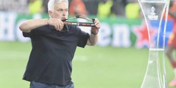 Madalyasını alan Jose Mourinho’dan şaşırtan hareket