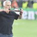 Madalyasını alan Jose Mourinho’dan şaşırtan hareket