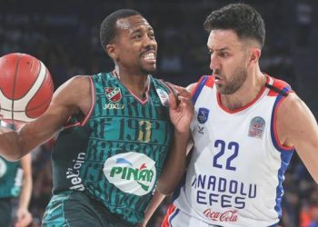 Nefes kesen maçta Anadolu Efes kusur yapmadı