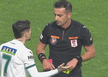 Sainz golüne sevinirken kırmızı kart gördü