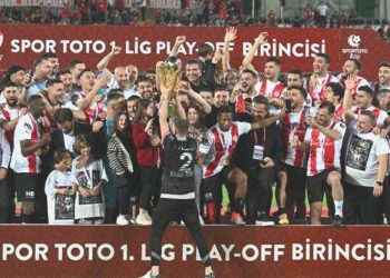 Şampiyon Pendikspor kupasını kaldırdı! İşte o anlar…