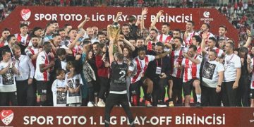 Şampiyon Pendikspor kupasını kaldırdı! İşte o anlar…