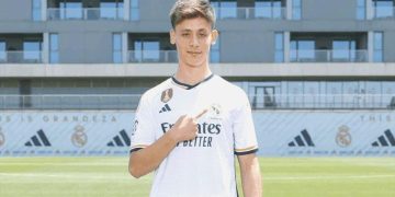 Arda Güler formayı giydi, pozunu verdi!