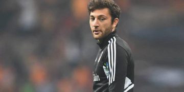 Beşiktaşlı futbolcu trafikte akına uğradı