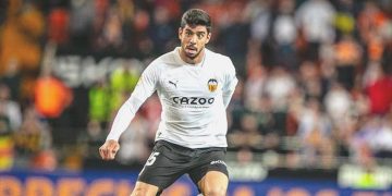 Cenk Özkacar, Valencia’nın vazgeçilmezi olmak istiyor