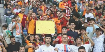 Galatasaray tribünlerinde Icardi çılgınlığı