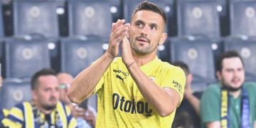 Tadic birinci resmi maçında parladı!