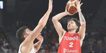 12 Dev Adam 38 sayı farkla yarı finalde