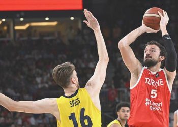 12 Dev Adam gösteriyle finalde