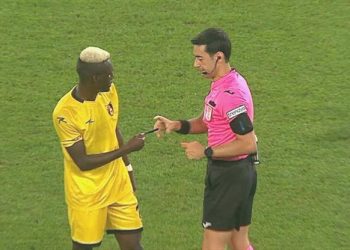 Hakem evvel kırmızı, sonra sarı kart gösterdi