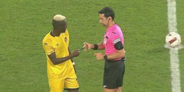 Hakem evvel kırmızı, sonra sarı kart gösterdi