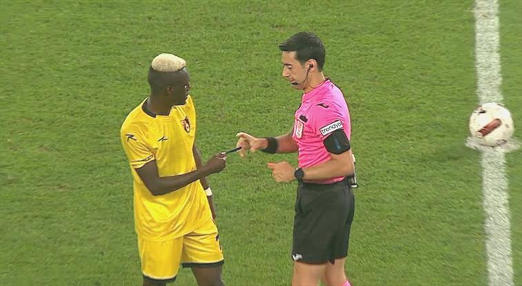 Hakem evvel kırmızı, sonra sarı kart gösterdi