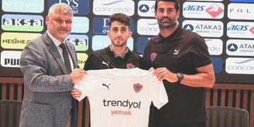 Ömer Faruk Beyaz için imza merasimi düzenlendi