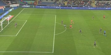 Rams Başakşehir golü arıyor! Şık şut dışarıya gitti…