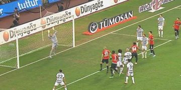 Riascos’un başı direkte patladı