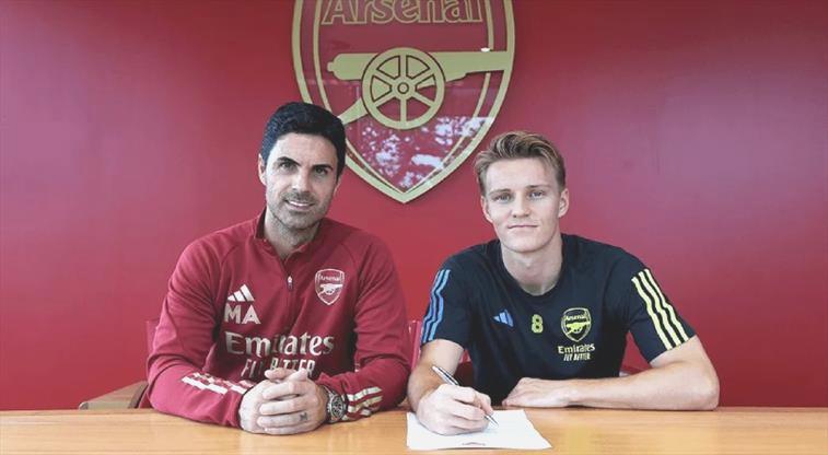 Arsenal, yıldız futbolcusu ile kontrat tazeledi