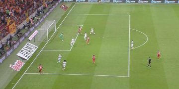 Dimata bomboş durumda direğe nişanladı