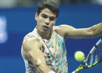 Dünya bir numarası zorlanmadı