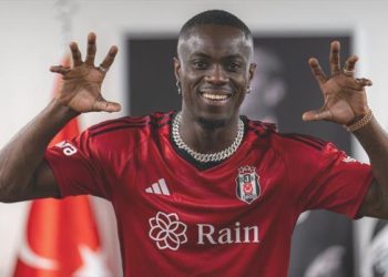 Eric Bailly imzayı attı, formayı giydi!
