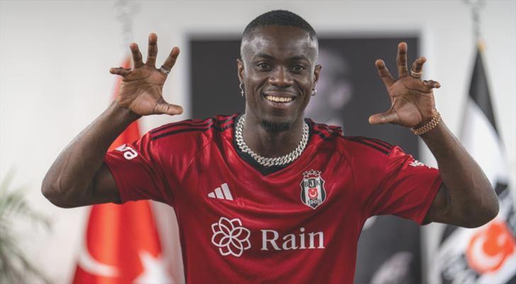 Eric Bailly imzayı attı, formayı giydi!