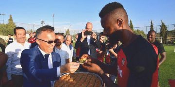 Gaziantep Valisi Çeber’den N’Koulou’ya baklava ikramı
