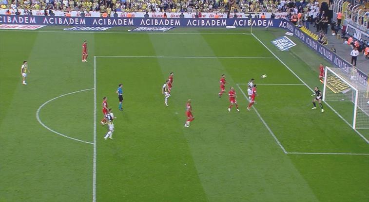 İrfan Can Kahveci’nin vuruşu direğe takıldı!