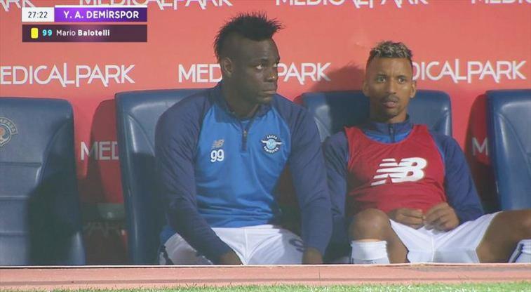 Mario Balotelli kulübede sarı kart gördü