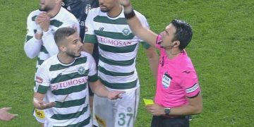 1 saniyede 2 sarı kart gördü!