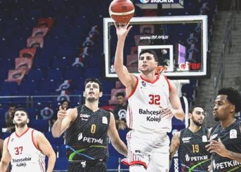 Bahçeşehir Koleji birinci galibiyetini aldı