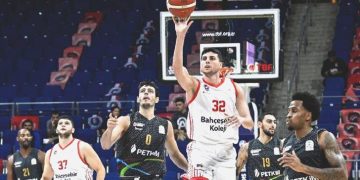 Bahçeşehir Koleji birinci galibiyetini aldı