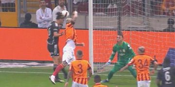 Beşiktaş direğe takıldı!