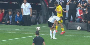 Beşiktaş’ın bir yıldızı daha sakatlanarak maça devam edemedi!