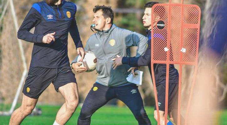 Emre Belözoğlu siftah yapacak