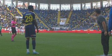 Emre Belözoğlu yeni kadrosuyla birinci maçında sarı kart gördü