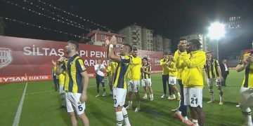 Fenerbahçe’de galibiyet taraftarlar ile kutlandı!