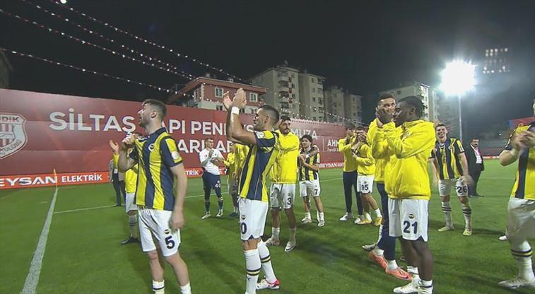 Fenerbahçe’de galibiyet taraftarlar ile kutlandı!