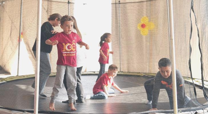 Galatasaray, Cumhuriyetin 100. yılını depremzede çocuklarla kutladı