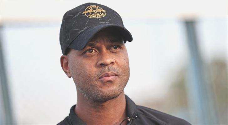 Kluivert: “Biz makinelerle çalışmıyoruz”