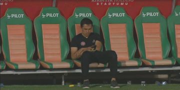 Maç tamamlandı, Shukurov yedek kulübesinden ayrılmadı